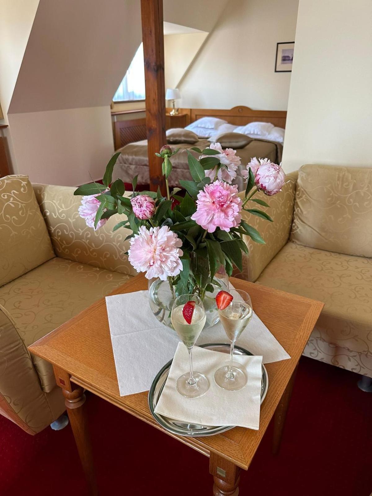 Hotel Slunce Uherské Hradiště Buitenkant foto